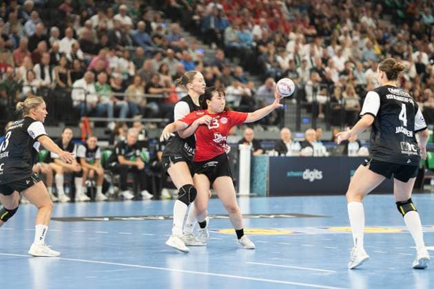 HSG Blomberg-Lippe (GER) vs. Thueringer HC (GER), Handball, 1. Handball Bundesliga Frauen, Supercup, Saison 2025 2026, Muenchen, 23.08.2025 Nieke Kuehne (HSG Blomberg-Lippe, 09) und Natsuki Aizawa (Thueringer HC, 23) im Zweikampf Muenchen SAP Garden Deutschland