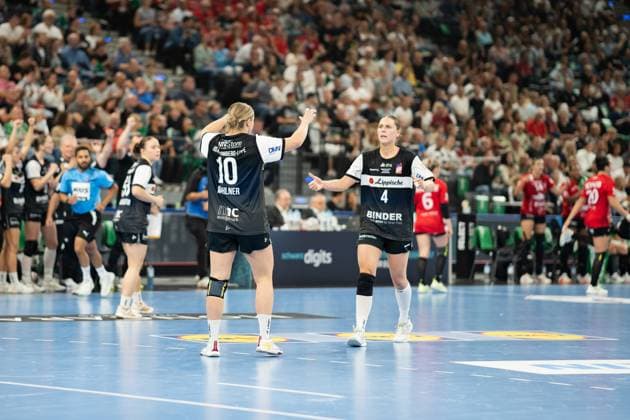 HSG Blomberg-Lippe (GER) vs. Thueringer HC (GER), Handball, 1. Handball Bundesliga Frauen, Supercup, Saison 2025 2026, Muenchen, 23.08.2025 v.l. Maxi Muehlner (HSG Blomberg-Lippe, 10) und Andrea Jacobsen (HSG Blomberg-Lippe, 04) jubeln nach einem Tor Muenchen SAP Garden Deutschland