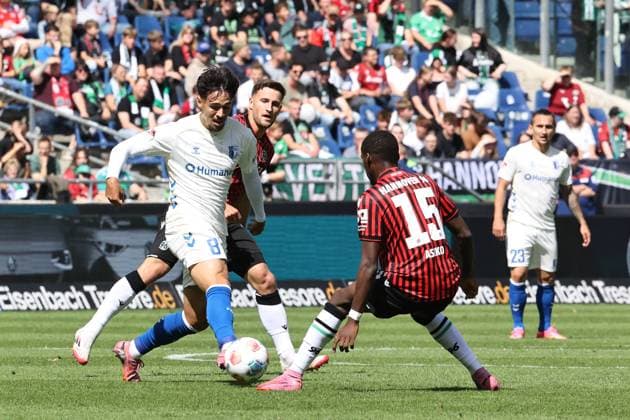 Laurin Ulrich (1. FC Magdeburg,8) gegen Noel Aseko (Hannover 96,15) - 2. Fußball Bundesliga Saison 2025-2026 Hannover 96 vs. 1. FC Magdeburg in der Heinz von Heiden Arena in Hannover - Aktion,Fußball,Mann,Männer,Deutschland,23.08.2025