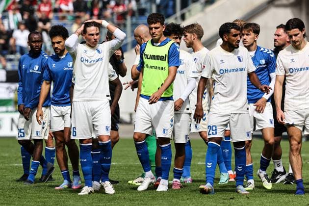 v.l. Silas Gnaka (1. FC Magdeburg,25), Herbert Bockhorn (1. FC Magdeburg,7), Dariusz Stalmach (1. FC Magdeburg,6), Tobias Müller (1. FC Magdeburg,5), Laurin Ulrich (1. FC Magdeburg,8), Marcus Mathisen (1. FC Magdeburg,16), Rayan Ghrieb (1. FC Magdeburg,29), Noah Pesch (1. FC Magdeburg,10), Jean Hugonet (1. FC Magdeburg,24) - 2. Fußball Bundesliga Saison 2025-2026 Hannover 96 vs. 1. FC Magdeburg in der Heinz von Heiden Arena in Hannover - Aktion,Fußball,Mann,Männer,Deutschland,23.08.2025