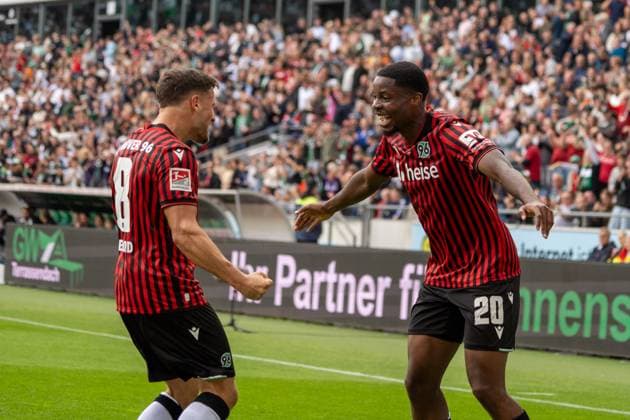 Deutschland: Fußball 2. Bundesliga, 3. Spieltag, Hannover 96-1.FC Magdeburg 2025 26 am 23.8.2025 in Hannover (Heinz-von-Heiden-Arena): Ime Okon (Hannover 96 20) und Enzo Leopold (Hannover 96 8) bejubeln das 2:0