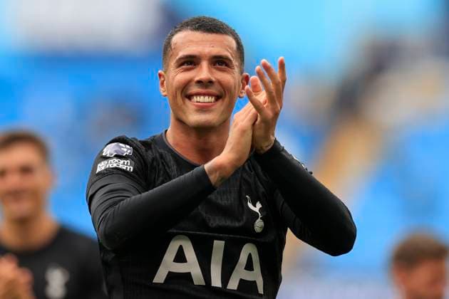 Manchester City v Tottenham Hotspur Premier League 23 08 2025. Pedro Porro (23) of Tottenham Hotspur celebrates the 0-2 victory with the fans at the end of the Premier League match between Manchester City and Tottenham Hotspur at the Etihad Stadium, Manchester, England on 23 August 2025. Manchester Etihad Stadium Manchester England Editorial use only DataCo restrictions apply See www.football-dataco.com , Copyright: xConorxMolloyx PSI-22653-0066