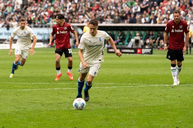 Deutschland: Fußball 2. Bundesliga, 3. Spieltag, Hannover 96-1.FC Magdeburg 2025 26 am 23.8.2025 in Hannover (Heinz-von-Heiden-Arena): Martijn Kaars (1. FC Magdeburg 9) beim Elfmeter