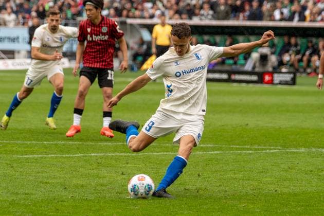 Deutschland: Fußball 2. Bundesliga, 3. Spieltag, Hannover 96-1.FC Magdeburg 2025 26 am 23.8.2025 in Hannover (Heinz-von-Heiden-Arena): Martijn Kaars (1. FC Magdeburg 9) beim Elfmeter