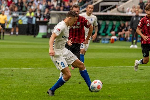 Deutschland: Fußball 2. Bundesliga, 3. Spieltag, Hannover 96-1.FC Magdeburg 2025 26 am 23.8.2025 in Hannover (Heinz-von-Heiden-Arena): Martijn Kaars (1. FC Magdeburg 9) verwandelt den Nachschuss zum 1:2 aus Sicht von Magdeburg