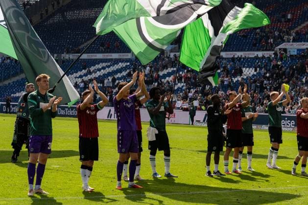 Deutschland: Fußball 2. Bundesliga, 3. Spieltag, Hannover 96-1.FC Magdeburg 2025 26 am 23.8.2025 in Hannover (Heinz-von-Heiden-Arena): Hannover 96 feiert mit den Fans nach dem Spiel