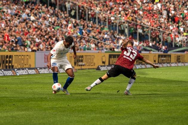 Deutschland: Fußball 2. Bundesliga, 3. Spieltag, Hannover 96-1.FC Magdeburg 2025 26 am 23.8.2025 in Hannover (Heinz-von-Heiden-Arena): Rayan Ghrieb (1. FC Magdeburg 29) im Zweikampf mit Maurice Neubauer (Hannover 96 33)