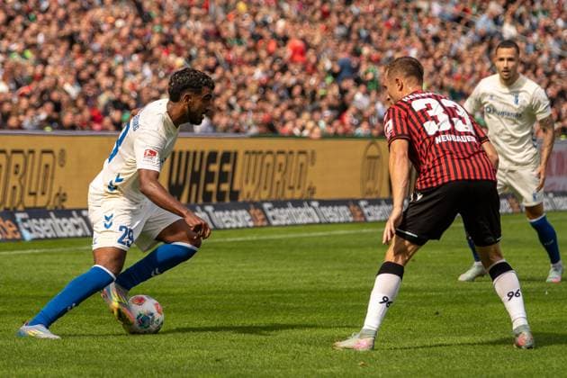 Deutschland: Fußball 2. Bundesliga, 3. Spieltag, Hannover 96-1.FC Magdeburg 2025 26 am 23.8.2025 in Hannover (Heinz-von-Heiden-Arena): Rayan Ghrieb (1. FC Magdeburg 29) im Zweikampf mit Maurice Neubauer (Hannover 96 33)