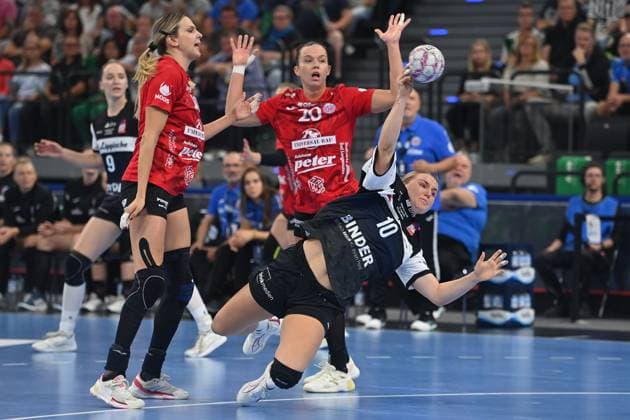 Maxi MUEHLNER (Blomberg Lippe),Aktion,Torwurf gegen Anika NIEDERWIESER (Thueringer HC) und Jana Leonie SCHEIB (Thueringer HC), Handball Super Cup 2025 der Frauen HSG Blomberg-Lippe vs. Thueringer HC am 23.08.2025, SAP GARDEN Muenchen.
