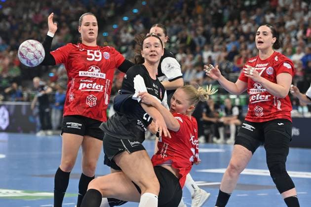 Nuria BUCHER (Blomberg Lippe) ,Aktion,Wurf gegen Csenge KUCZORA (li,Thueringer HC) Handball Super Cup 2025 der Frauen HSG Blomberg-Lippe vs. Thueringer HC am 23.08.2025, SAP GARDEN Muenchen.