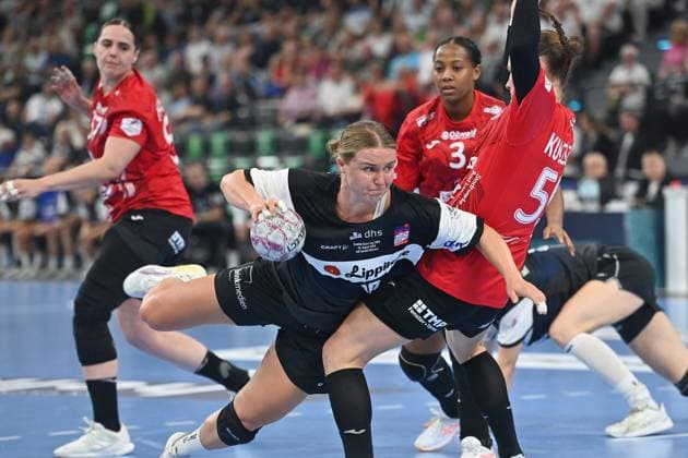 Maxi MUEHLNER (Blomberg Lippe),Aktion,Wurf gegen Csenge KUCZORA (Thueringer HC). Handball Super Cup 2025 der Frauen HSG Blomberg-Lippe vs. Thueringer HC am 23.08.2025, SAP GARDEN Muenchen.