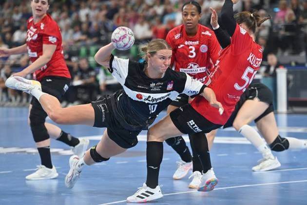 Maxi MUEHLNER (Blomberg Lippe),Aktion,Wurf gegen Csenge KUCZORA (Thueringer HC). Handball Super Cup 2025 der Frauen HSG Blomberg-Lippe vs. Thueringer HC am 23.08.2025, SAP GARDEN Muenchen.