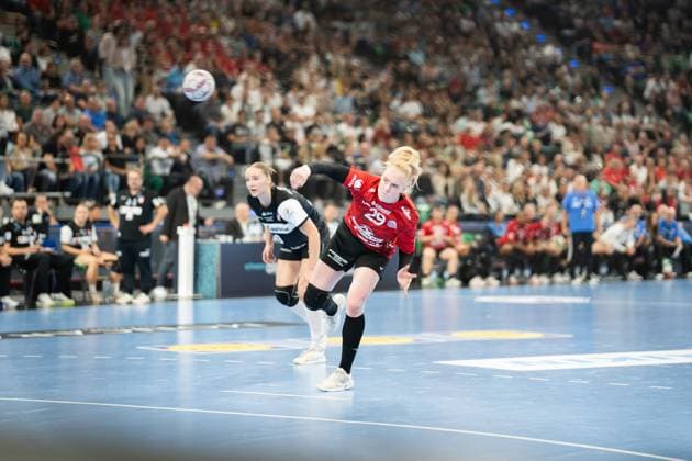 HSG Blomberg-Lippe (GER) vs. Thueringer HC (GER), Handball, 1. Handball Bundesliga Frauen, Supercup, Saison 2025 2026, Muenchen, 23.08.2025 Johanna Reichert (Thueringer HC, 29) bei einem 7-Meter Wurf Muenchen SAP Garden Deutschland