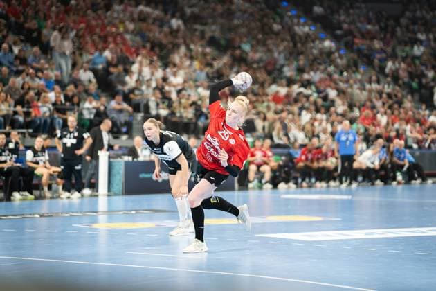 HSG Blomberg-Lippe (GER) vs. Thueringer HC (GER), Handball, 1. Handball Bundesliga Frauen, Supercup, Saison 2025 2026, Muenchen, 23.08.2025 Johanna Reichert (Thueringer HC, 29) bei einem 7-Meter Wurf Muenchen SAP Garden Deutschland