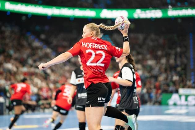 Sport Bilder des Tages HSG Blomberg-Lippe (GER) vs. Thueringer HC (GER), Handball, 1. Handball Bundesliga Frauen, Supercup, Saison 2025 2026, Muenchen, 23.08.2025 Rikke Hoffbeck Petersen (Thueringer HC, 22) im Torwurf Muenchen SAP Garden Deutschland