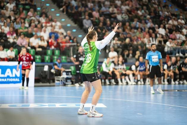 HSG Blomberg-Lippe (GER) vs. Thueringer HC (GER), Handball, 1. Handball Bundesliga Frauen, Supercup, Saison 2025 2026, Muenchen, 23.08.2025 Melanie Veith (HSG Blomberg-Lippe, 16) in der Verteidigung gegen einen 7-Meter Wurf Muenchen SAP Garden Deutschland