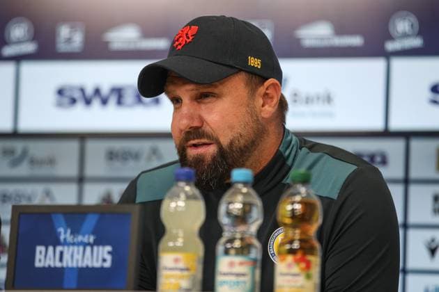 Heiner Backhaus (Eintracht Braunschweig, Chef-Trainer) nach dem Spiel bei der PK, GER, Karlsruher SC vs. Eintracht Braunschweig, 2. Bundesliga, 3. Spieltag, 2025 2026, 23.08.2025, DFL REGULATIONS PROHIBIT ANY USE OF PHOTOGRAPHS AS IMAGE SEQUENCES AND OR QUASI-VIDEO, GER, Karlsruher SC vs. Eintracht Braunschweig, 2. Bundesliga, 3. Spieltag, 2025 2026, 23.08.2025 Karlsruhe