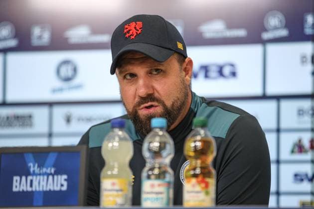 Heiner Backhaus (Eintracht Braunschweig, Chef-Trainer) nach dem Spiel bei der PK, GER, Karlsruher SC vs. Eintracht Braunschweig, 2. Bundesliga, 3. Spieltag, 2025 2026, 23.08.2025, DFL REGULATIONS PROHIBIT ANY USE OF PHOTOGRAPHS AS IMAGE SEQUENCES AND OR QUASI-VIDEO, GER, Karlsruher SC vs. Eintracht Braunschweig, 2. Bundesliga, 3. Spieltag, 2025 2026, 23.08.2025 Karlsruhe