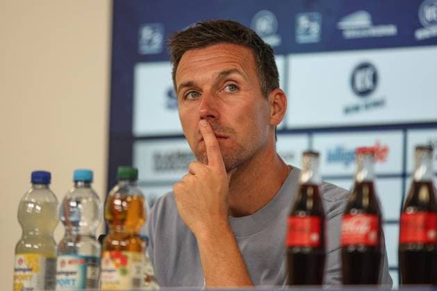 Christian Eichner (Karlsruher SC, Chef-Trainer) nach dem Spiel bei der PK, GER, Karlsruher SC vs. Eintracht Braunschweig, 2. Bundesliga, 3. Spieltag, 2025 2026, 23.08.2025, DFL REGULATIONS PROHIBIT ANY USE OF PHOTOGRAPHS AS IMAGE SEQUENCES AND OR QUASI-VIDEO, GER, Karlsruher SC vs. Eintracht Braunschweig, 2. Bundesliga, 3. Spieltag, 2025 2026, 23.08.2025 Karlsruhe