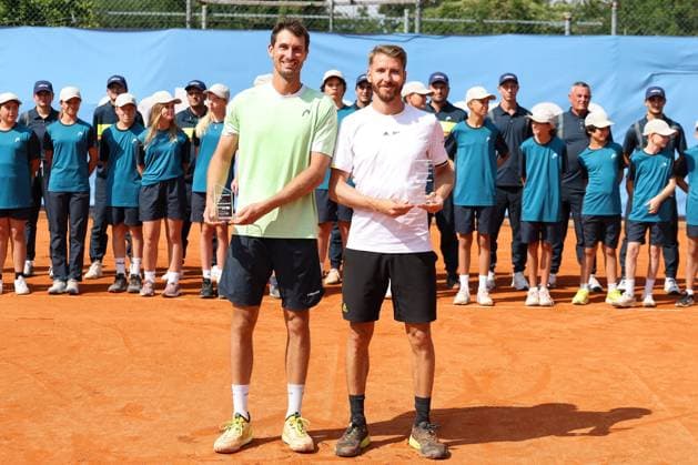 im Bild, Alexander Ritschard (SUI) und der Sieger Cedrik-Marcel Stebe (GER), Cedrik-Marcel Stebe (GER) vs. Alexander Ritschard (SUI), ATP, Tennis Herren Challenger Schwaben Open, Herren, Finale, Einzel, Tennis, 23.08.2025 Augsburg Bayern Deutschland