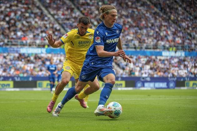 Am Ball David Herold (Karlsruher SC, 20) gegen Mehmet Aydin (Eintracht Braunschweig, 08), GER, Karlsruher SC vs. Eintracht Braunschweig, 2. Bundesliga, 3. Spieltag, 2025 2026, 23.08.2025, DFL REGULATIONS PROHIBIT ANY USE OF PHOTOGRAPHS AS IMAGE SEQUENCES AND OR QUASI-VIDEO, GER, Karlsruher SC vs. Eintracht Braunschweig, 2. Bundesliga, 3. Spieltag, 2025 2026, 23.08.2025 Karlsruhe