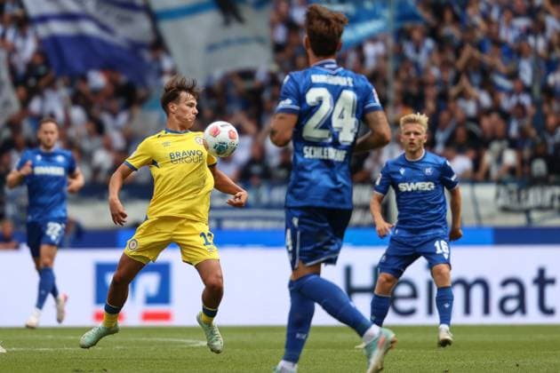 Ballannahme Max Marie (Eintracht Braunschweig, 15) Andreas Mueller (Karlsruher SC, 16), GER, Karlsruher SC vs. Eintracht Braunschweig, 2. Bundesliga, 3. Spieltag, 2025 2026, 23.08.2025, DFL REGULATIONS PROHIBIT ANY USE OF PHOTOGRAPHS AS IMAGE SEQUENCES AND OR QUASI-VIDEO, GER, Karlsruher SC vs. Eintracht Braunschweig, 2. Bundesliga, 3. Spieltag, 2025 2026, 23.08.2025 Karlsruhe