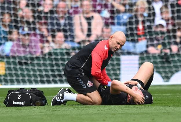 Dan Ballard of Sunderland gets treatment after going down injured Burnley v Sunderland, Premier League, Football, Turf Moor, Burnley, UK - 23 Aug 2025Burnley Turf Moor United Kingdom EDITORIAL USE ONLY No use with unauthorised audio, video, data, fixture lists, club league logos or live services. Online in-match use limited to 120 images, no video emulation. No use in betting, games or single club league player publications. Copyright: xRichardxLee Shutterstockx 15449569z