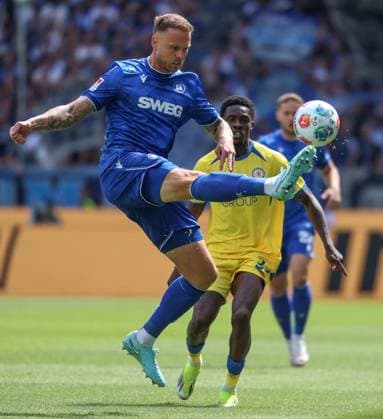 Marcel Franke (Karlsruher SC, 28) klaert vor Christian Conteh (Eintracht Braunschweig, 32), GER, Karlsruher SC vs. Eintracht Braunschweig, 2. Bundesliga, 3. Spieltag, 2025 2026, 23.08.2025, DFL REGULATIONS PROHIBIT ANY USE OF PHOTOGRAPHS AS IMAGE SEQUENCES AND OR QUASI-VIDEO, GER, Karlsruher SC vs. Eintracht Braunschweig, 2. Bundesliga, 3. Spieltag, 2025 2026, 23.08.2025 Karlsruhe