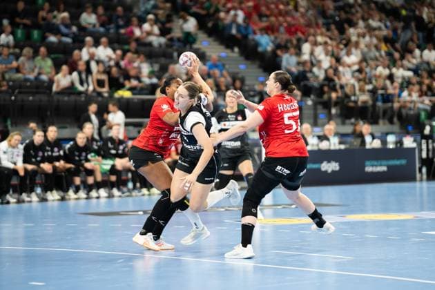 HSG Blomberg-Lippe (GER) vs. Thueringer HC (GER), Handball, 1. Handball Bundesliga Frauen, Supercup, Saison 2025 2026, Muenchen, 23.08.2025 Andrea Jacobsen (HSG Blomberg-Lippe, 04) im Angriff gegen v.l. Sharon Nooitmeer (Thueringer HC, 03) und Josefine Hanfland (Thueringer HC, 57) Muenchen SAP Garden Deutschland