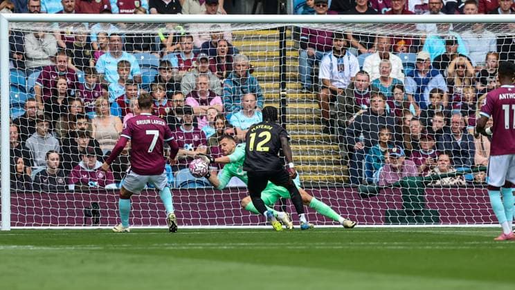 Burnley v Sunderland Premier League 23 08 2025. Burnley goalkeeper Martin Dubravka (1) saves from Sunderland forward Eliezer Mayenda (12) during the Premier League match between Burnley and Sunderland at Turf Moor, Burnley, England on 23 August 2025. Editorial use only DataCo restrictions apply See www.football-dataco.com , Copyright: xSimonxDaviesx PSI-22652-0023