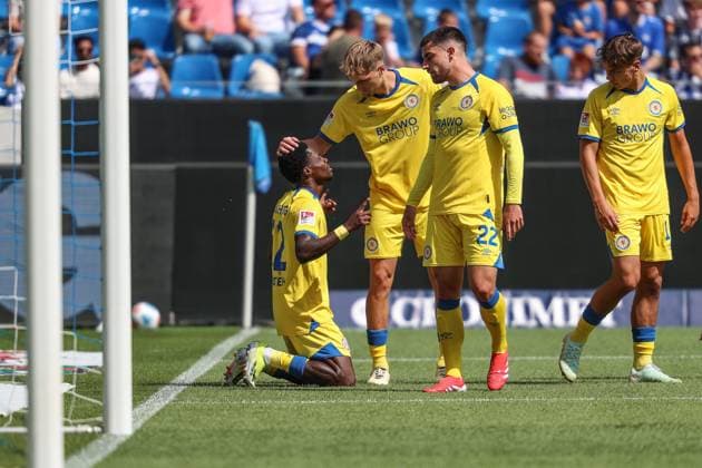 Christian Conteh (Eintracht Braunschweig, 32) feiert seinen Treffer zum 1:! der allerdings aberkannt wurde durch den VAR, GER, Karlsruher SC vs. Eintracht Braunschweig, 2. Bundesliga, 3. Spieltag, 2025 2026, 23.08.2025, DFL REGULATIONS PROHIBIT ANY USE OF PHOTOGRAPHS AS IMAGE SEQUENCES AND OR QUASI-VIDEO, GER, Karlsruher SC vs. Eintracht Braunschweig, 2. Bundesliga, 3. Spieltag, 2025 2026, 23.08.2025 Karlsruhe