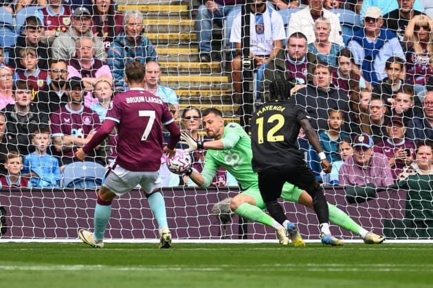 Burnley, England, 23rd August 2025. Martin Dubravka of Burnley makes a save from Eliezer Mayenda of Sunderland during the Burnley vs Sunderland Premier League match at Turf Moor, Burnley. Picture credit should read: Craig Thomas Sportimage EDITORIAL USE ONLY. No use with unauthorised audio, video, data, fixture lists, club league logos or live services. Online in-match use limited to 120 images, no video emulation. No use in betting, games or single club league player publications. SPI_028_CT_Burnley_v_Sunderland SPI-4083-0028