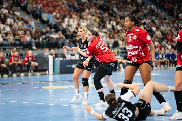 HSG Blomberg-Lippe (GER) vs. Thueringer HC (GER), Handball, 1. Handball Bundesliga Frauen, Supercup, Saison 2025 2026, Muenchen, 23.08.2025 Laura Rueffieux (HSG Blomberg-Lippe, 03) wird von Josefine Hanfland (Thueringer HC, 57) verteidigt Muenchen SAP Garden Deutschland