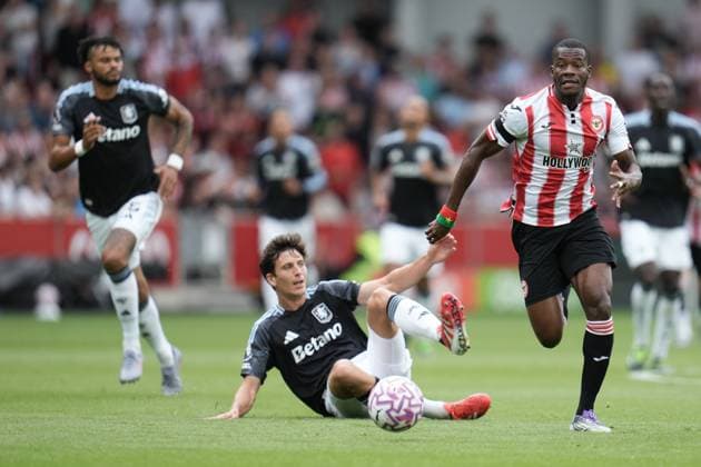 Premier League Brentford v Aston Villa Dango Ouattara of Brentford runs through on goal during the Premier League match Brentford vs Aston Villa at The Gtech Community Stadium, London, United Kingdom, 23rd August 2025 (Photo by Harvey Murphy News Images) Copyright: xHarveyxMurphy NewsxImagesx