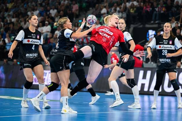 Muenchen: HBF Super Cup 2025 - HSG Blomberg-Lippe - Thueringer HC v.li. Alexia Hauf (Blomberg), Johanna Reichert (Thueringer HC) Muenchen SAP Garden Bayern Deutschland