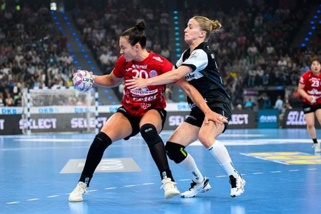 Muenchen: HBF Super Cup 2025 - HSG Blomberg-Lippe - Thueringer HC Jana Scheib (Thueringer HC), Alexia Hauf (Blomberg) Muenchen SAP Garden Bayern Deutschland