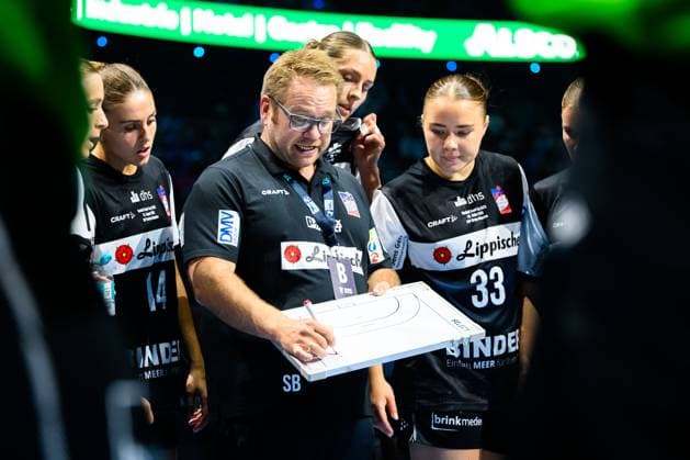 Muenchen: HBF Super Cup 2025 - HSG Blomberg-Lippe - Thueringer HC Trainer Steffen Birkner (Blomberg) Muenchen SAP Garden Bayern Deutschland
