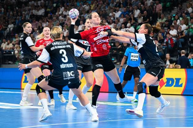 Muenchen: HBF Super Cup 2025 - HSG Blomberg-Lippe - Thueringer HC v.li. Laura Rüffieux Rueffieux (Blomberg), Csenge Kuczora (Thueringer HC), blo Muenchen SAP Garden Bayern Deutschland