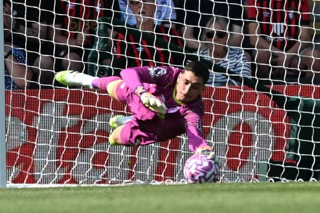 Bournemouth v Wolverhampton Wanderers Premier League 23 08 2025. Djordje Petrovic (1) of AFC Bournemouth makes a save during the Premier League match between Bournemouth and Wolverhampton Wanderers at the Vitality Stadium, Bournemouth, England on 23 August 2025. Bournemouth Vitality Stadium Dorset England Editorial use only DataCo restrictions apply See www.football-dataco.com , Copyright: xGrahamxHuntx PSI-22680-0031