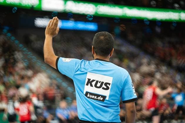 HSG Blomberg-Lippe (GER) vs. Thueringer HC (GER), Handball, 1. Handball Bundesliga Frauen, Supercup, Saison 2025 2026, Muenchen, 23.08.2025 Der Schiedsrichter zeigt Zeitspiel an Muenchen SAP Garden Deutschland