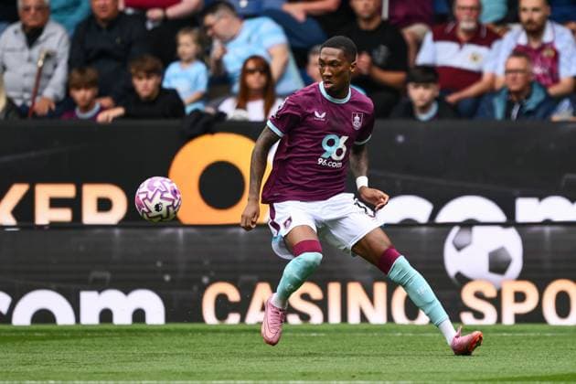 Burnley, England, 23rd August 2025. Jaidon Anthony of Burnley makes a break with the ball during the Burnley vs Sunderland Premier League match at Turf Moor, Burnley. Picture credit should read: Craig Thomas Sportimage EDITORIAL USE ONLY. No use with unauthorised audio, video, data, fixture lists, club league logos or live services. Online in-match use limited to 120 images, no video emulation. No use in betting, games or single club league player publications. SPI_031_CT_Burnley_v_Sunderland SPI-4083-0031