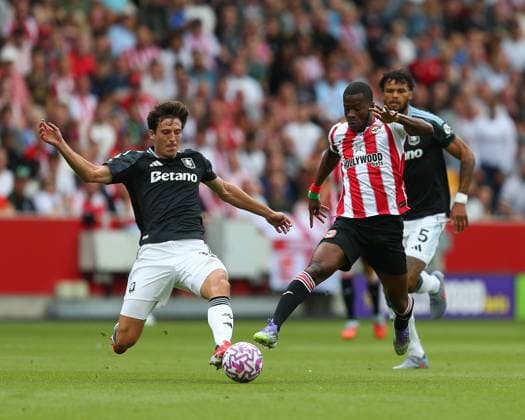 London, England, August 23 2025: Dango Ouattara (19 Brentford) gets to the ball before Pau Torres (14 Aston Villa) on his way to score first Brentford goal during the Premier League game between Brentford and Aston Villa at Gtech Community Stadium in London, England. (Photo by Jay Patel Sports Press Photo SPP) Copyright: xx Sportspressphoto_SPR13769
