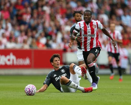 London, England, August 23 2025: Dango Ouattara (19 Brentford) gets to the ball before Pau Torres (14 Aston Villa) on his way to score first Brentford goal during the Premier League game between Brentford and Aston Villa at Gtech Community Stadium in London, England. (Photo by Jay Patel Sports Press Photo SPP) Copyright: xx Sportspressphoto_SPR13770