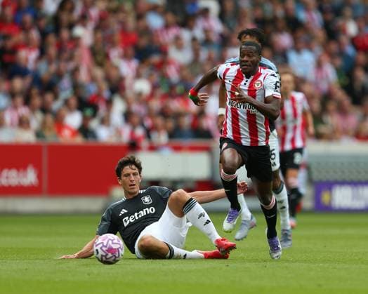 London, England, August 23 2025: Dango Ouattara (19 Brentford) gets to the ball before Pau Torres (14 Aston Villa) on his way to score first Brentford goal during the Premier League game between Brentford and Aston Villa at Gtech Community Stadium in London, England. (Photo by Jay Patel Sports Press Photo SPP) Copyright: xx Sportspressphoto_SPR13772