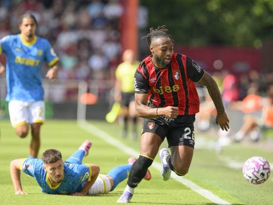 Bournemouth, England, August 23, 2025: Bournemouth s Antoine Semenyo (right) holds off the challenge from Wolverhampton Wanderers Matt Doherty (left) during the Premier League match between AFC Bournemouth and Wolverhampton Wanderers at the Vitality Stadium in Bournemouth, England. Copyright: xDavidxHorton SportsxPressxPhotox Sportspressphoto_SPR13774