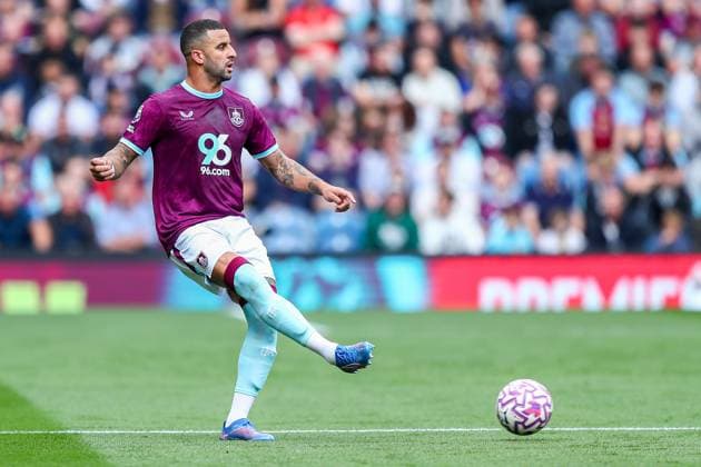 Premier League Burnley v Sunderland Kyle Walker of Burnley passes the ball forward during the Premier League match Burnley vs Sunderland at Turf Moor, Burnley, United Kingdom, 23rd August 2025 (Photo by Jorge Horsted News Images) Burnley Turf Moor Lancashire United Kingdom Copyright: xJorgexHorsted NewsxImagesx