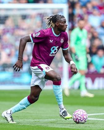 Premier League Burnley v Sunderland Lesley Ugochukwu of Burnley with ball at his feet during the Premier League match Burnley vs Sunderland at Turf Moor, Burnley, United Kingdom, 23rd August 2025 (Photo by Jorge Horsted News Images) Burnley Turf Moor Lancashire United Kingdom Copyright: xJorgexHorsted NewsxImagesx