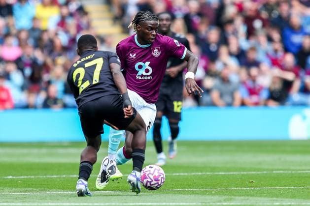 Premier League Burnley v Sunderland Lesley Ugochukwu of Burnley with ball at his feet during the Premier League match Burnley vs Sunderland at Turf Moor, Burnley, United Kingdom, 23rd August 2025 (Photo by Jorge Horsted News Images) Burnley Turf Moor Lancashire United Kingdom Copyright: xJorgexHorsted NewsxImagesx