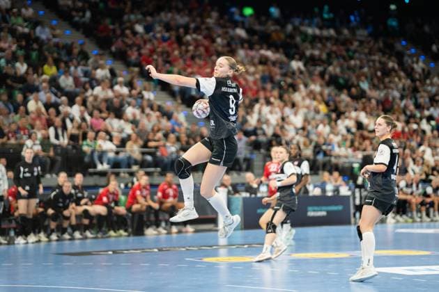 HSG Blomberg-Lippe (GER) vs. Thueringer HC (GER), Handball, 1. Handball Bundesliga Frauen, Supercup, Saison 2025 2026, Muenchen, 23.08.2025 Nieke Kuehne (HSG Blomberg-Lippe, 09) im Torwurf Muenchen SAP Garden Deutschland