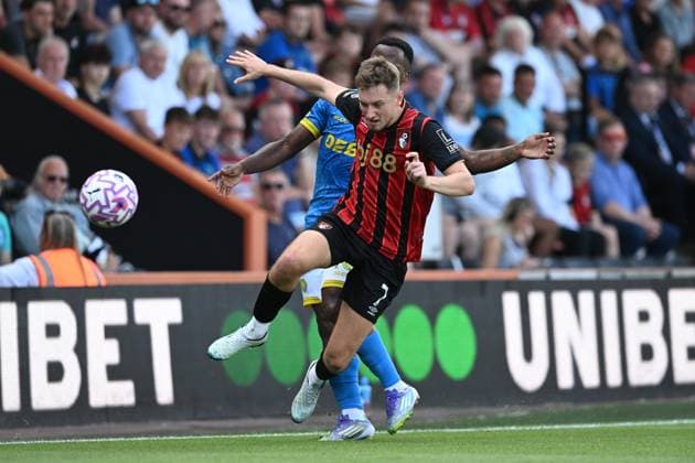 Bournemouth v Wolverhampton Wanderers Premier League 23 08 2025. David Brooks (7) of AFC Bournemouth on the attack is tackled by Jhon Arias (10) of Wolverhampton Wanderers during the Premier League match between Bournemouth and Wolverhampton Wanderers at the Vitality Stadium, Bournemouth, England on 23 August 2025. Bournemouth Vitality Stadium Dorset England Editorial use only DataCo restrictions apply See www.football-dataco.com , Copyright: xGrahamxHuntx PSI-22680-0033